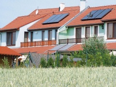V jihočeské Nedabyli má část obyvatel ekosídliště instalovány dva typy kolektorů. První slouží k ohřevu užitkové vody, ohřev bazénové vody obstarávají plastové absorbéry na nízké přístavbě v popředí