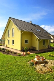 Střecha je tradiční sedlová s dřevěným krovem, krytá taškou Bramac. Střešní konstrukce jsou dimenzovány na zatížení sněhem až 1,0 kN/m², za příplatek dodá firma střechu s hodnotou pro větší zatížení