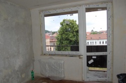 Montáž oken se, díky chybě zaměstnance firmy, o několik týdnů opozdila