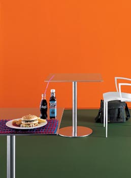 Stolek Nox (Desalto) z broušené nerez oceli, design Pocci, Dondoli, 70 x 70 x 72 cm, lze využít i mimo interiér, cena 19 050 Kč, LIVING SPACE