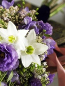 Fialová Eustoma a bílá líbenka s třešňovými větvičkami - stejně dobře by se hodil i šeřík