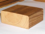 Materiál Thermowood Thermo S je určen zejména pro vnitřní použití, např. obložení, podhledy, podlahy, okna, dveře, saunové lavice apod. (Finnforest)