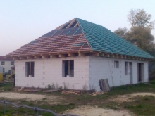Pokrývači usadili latě sloužící pro položení tašek