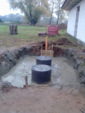 Nádoba žumpy se zalila betonem a připojila na odpad