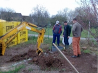 Na vykopání tunelu byl objednaný bagr a práce šla rychle od ruky