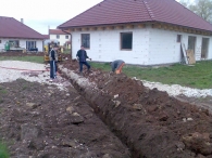 Od domu se pokračovalo s výkopem k místu budoucí studni