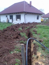Petra s manželem se během jednoho víkendu pustili do kopání vodovodní přípojky