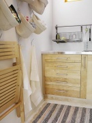 Kuchyňská dvířka Ädel (Ikea), bříza, skládací židle Terje, buk, cena 249 Kč, odkapávač na nádobí, nerez 399 Kč, úložný košík 199 Kč/2 ks, IKEA