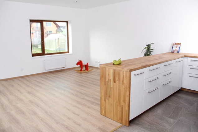 Do obývací místnosti jsme nainstalovali kuchyňskou linku z Ikea s pracovní deskou z dubové spárovky. Podlahy ve všech místnostech krásně zakončily podlahové lišty a přechodové lišty ve dveřích. Nezapomněli jsme ani na kryty rekuperace a hlásiče požáru.