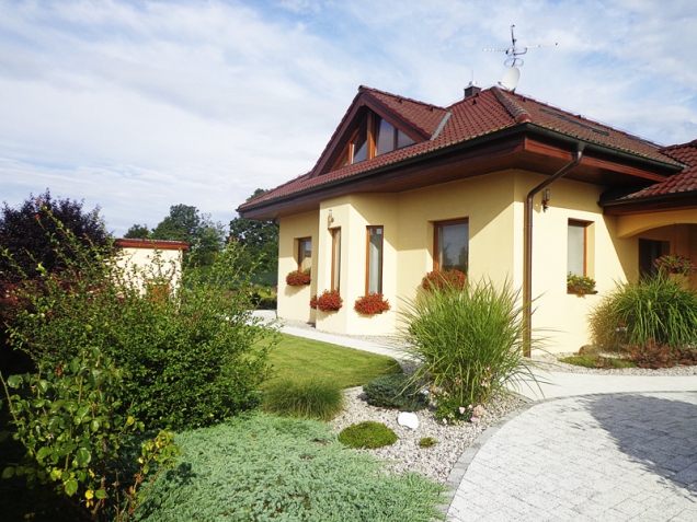 Linie v zahradě jsou elegantně zaoblené v souladu s učením feng-šuej.