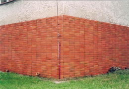 Příklad chemického odstranění graffiti z neglazované keramiky a břizolitu včetně stínů po graffiti z hloubky materiálů (BIOTEC)