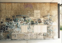 Ukázka selektivního odstranění graffiti (kombinace sprejových barev a fixů) chemickou cestou ze třech travertinových desek, včetně odstranění stínů z hloubky tohoto savého a porézního přírodního kamene (BIOTEC)