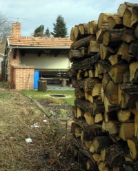 Starý plot zarostlý křovím jsme museli odstranit