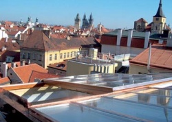 Ateliérové prosklení SOLÁRA je o velkoplošné střešní prosklení, historicky užívané hlavně umělci, kteří se v noci chtějí dotýkat hvězd a ve dne mít hodně světla pro svou práci. Dnes tento prvek slouží nejen jako zdroj světla, ale i jako kouzelný živý obraz v půdních bytech. To vše musí být podmíněno dodržením technických parametrů a norem. Podstatným kritériem je tepelný prostup, údržba z vnitřní i vnější strany, kterou umožňuje vhodná kombinace otevíravých i pevných prvků prosklení, možnost montáže protislunečních clon, dálkových ovládání otevírání apod. Jedná se výhradně o zakázkovou výrobu, takže cena bývá individuální.
