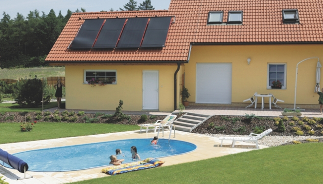 Solární panely pro ohřev bazénové vody se dají umístit například i na střeše domu. (foto: Mountfield)