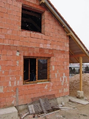 Vždy se zajímejte o to, kolik tepla unikne skrz okno ven. Hodnotu udává tzv. součinitel prostupu tepla U - čím nižší číslo, tím více energie ušetříte