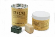 Kameny k uhlazování tadelaktu, podle druhu cca 1 000 Kč/ks. Marseilské mýdlo na leštění tadelaktu stojí 173 Kč/400 ml a vystačí asi na 7-8 metrů čtverečních plochy. Olej pro případnou další úpravu je za 405 Kč/0,75 l (RIGI)