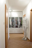 Figurína Leoše byla při fotografování umístěna do předsíně, ale jinak má své místo v ložnici