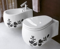 Velké ornamenty zdobí kolekci Pear (AGAPE), cena klozetu 43 815 Kč, IL BAGNO