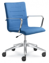 Otočná židle Oslo (LD Seating), textilie, leštěný hliník, výškově stavitelná, cena od 4 080 Kč, www.ldseating.com
