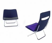 Křeslo Outdoor (Ligne Roset), rozměry 72/100 x 78 x 69 cm, v. sedu 33 cm, křeslo se dá částečně složit pro snadnější přenesení do patia nebo na terasu, cena za nižší verzi 37 200 Kč, vyšší verze stojí 50 760 Kč, LIGNE ROSET