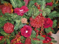 Mezi ozdobami na vánočním stromku si našly své místo i velké umělé květy (IDEAL FLOR)
