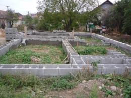 Díky svažitému pozemku zvedla Aneta základy o tři šáry ztraceného bednění