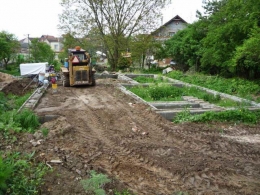 Na zavezení základů bylo potřeba opravdu velké množství hlíny a štěrku
