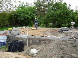 Navezený materiál bylo potřeba zhutnit dusadlem nebo vibrační deskou