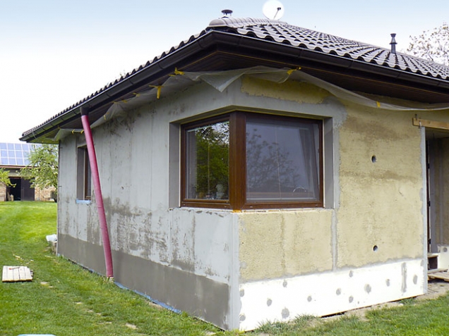 Polystyren jsme použili jen na překlenutí tepelných mostů mezi zdivem a základovou deskou (u soklu).