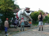 Objednané množství betonu nevystačilo na celou desku a bylo potřeba čekat na další mix