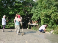 Další beton dorazil v poledne a za dvě hodiny již byla celá deska hotová