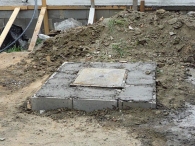 Zbývající beton se použil na zvednutí víka vodovodní šachty