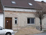 Na střeše jsou betonové tašky KM Beta, do podkroví zvolila Lenka okna Velux