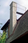 Klasické zděné komíny si zachovávají svůj půvab. Eleganci mohou zvýšit drobné římsy (Staby Complet)
