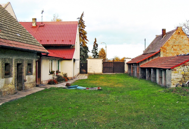 Kromě obytného domu, který přímo sousedí s ulicí, byly součástí zakoupené nemovitosti i různé přístavky, kůlny, hospodářská budova a stodola. Tyto objekty ze tří stran obklopují a chrání travnatý dvůr, oddělený od ulice vstupní brankou a vraty.