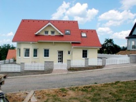 Plastové ploty se vyrábějí i na zakázku podle potřeb zákazníka, a to včetně vstupních branek a vjezdových bran (Plastové ploty a brány Stanislav Pisklák)