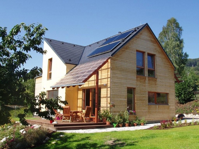 Střecha se sklonem k jihu dává příležitost k instalaci solárního systému. Za vhodných podmínek může být na horách efektivnější než jinde.