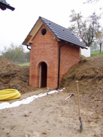 Ve svahu za domem jsme si nechali postavit sklípek