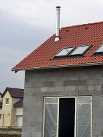 Vícevrstvý nerezový komín DW může procházet střechou s libovolnou krytinou (BERTRAMS)