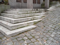 Masivní a dlouhé kusy velmi dobře drží rovinu i v situacích, kde byste jinak potřebovali nákladné základy a kotvení pro jinou technologii, například z palisád