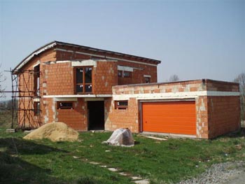 Mladé ovocné stromky už přinášejí první úrodu. Chuť čerstvě natrhaných plodů je nezaměnitelná