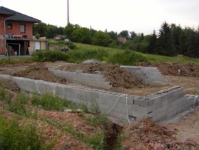 V dolní části fotografie staveniště je vidět výkop pro kanalizaci.