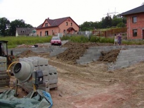 Stavba rodinného domku není žádná legrace! Počítejte s tím, že možná budete také sami muset přiložit ruku k dílu.