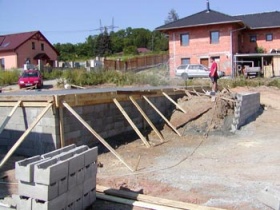 Jáchym sleduje, jak postupují práce zdění základové desky metodou ztraceného bednění