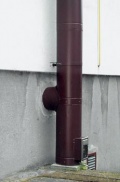 Komínový systém Masiv M2 kombinující nerez a hliník. Výška komínu 12 m, průměr 25 cm, izolace 5 cm. Cena za metr o průměru 15 cm 1 600 Kč (Stavby Complet)