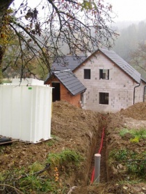 Coulovou hadici na pitnou vodu a dva elektrické kabely jsme natáhli husím krkem ve vybagrovaném výkopu