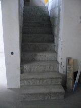 Dle rady stavebníků má Lenka betonové schody do L