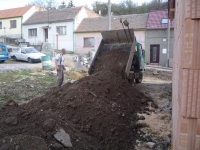 Aneta si nechala navézt hlínu na srovnání terénu v okolí domu