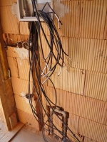 Elektrikář se pustil do práce na rozvodech a během dvou víkendů bylo hotovo